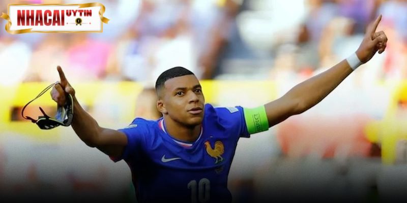 Mbappé 6 bàn dẫn đầu giải đối đầu hàng thủ co cụm Albirroja