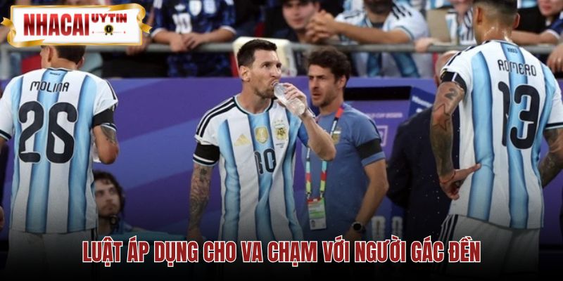 Luật chống va chạm thủ môn qua kiểm soát bóng